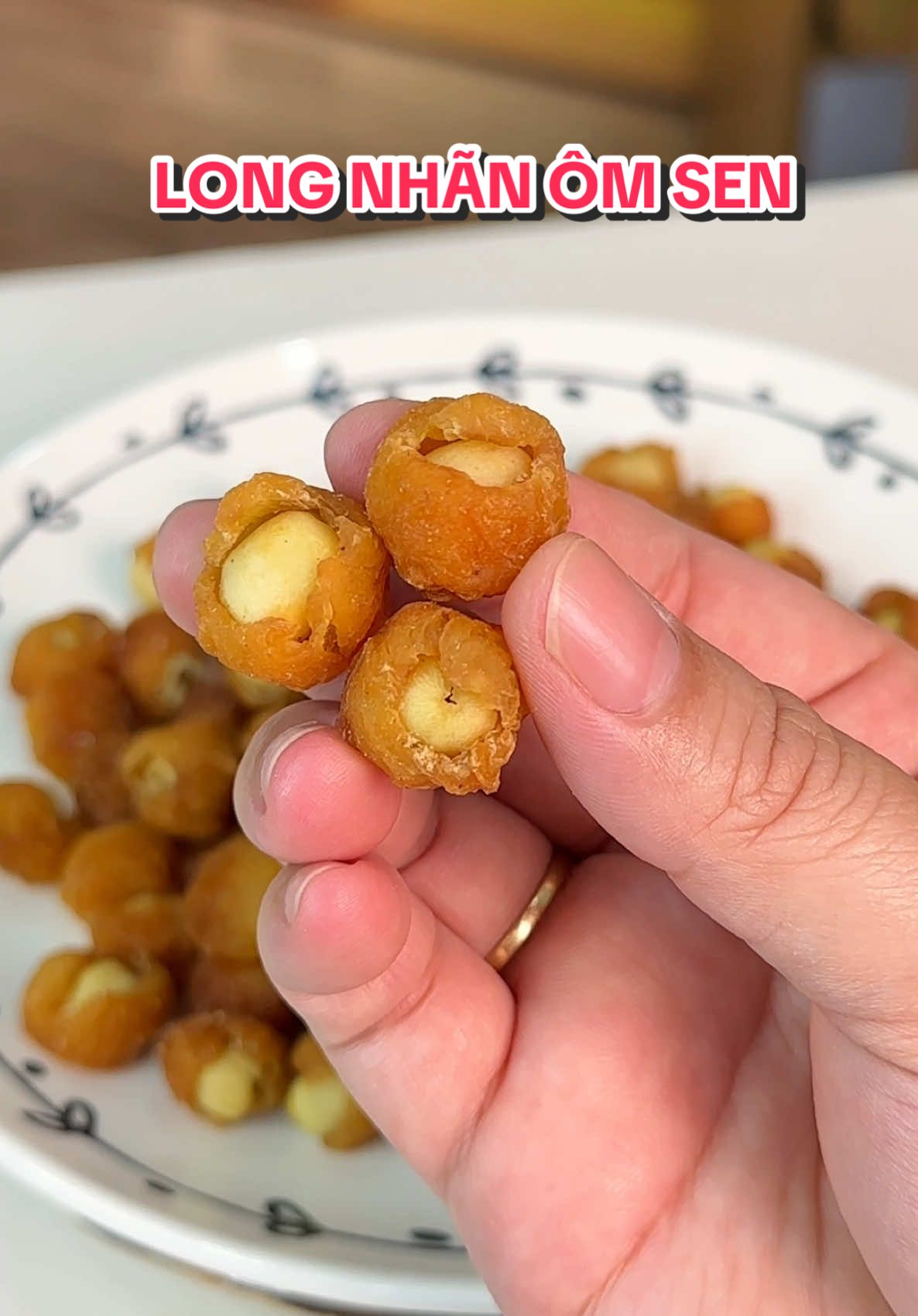 Long nhãn ôm sen mấy bà đã thử chưa? #thanhmairv #longnhanomsen #longnhan #ancungtiktok #foodreview #food 