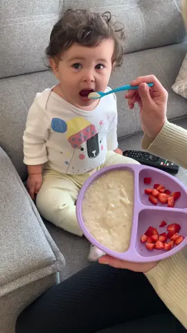 Esse mingau 🥣 é sucesso aqui em casa 🥰  Ahh e aqui ajuda muito na questão do intestino também, então se o seu bebê estiver precisando de uma ajudinha pra fazer um cocozinho 💩 faz que vai dar certo 😉 Depois me conta aqui nos comentários 🗣️ #receitinhasdebe #mingau #mingaudeaveia #mingauparabebe #capcut #mae #maedemenina #receitinhascaseiras #maeclt #fyppppppppppppppppppppppp #CapCut 