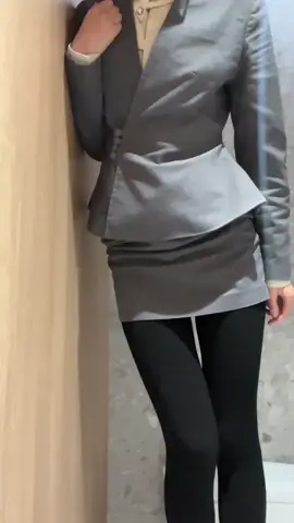 Mmm… I’m in the bathroom… #OOTD #officeoutfit 