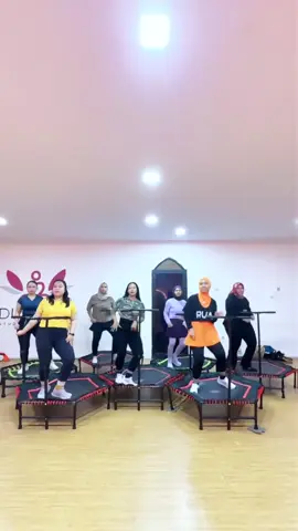 Nona pu goyang pica-pica, lincah-lincah 😍 #trampolinedancefitness #trampoline #picapica #fyp 