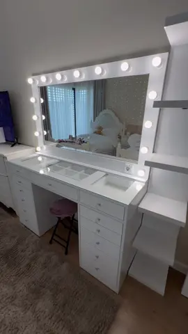 Ndriqoni ambientin tuaj me ne! #linahome #makeup #makeuptable #vanitymirror #vanity #vanitymakeup #led #ledlights #white #cosmetics #tavolina #room #pasqyremendriçim #dhomagjumi #fyp #viral #foryou #bedroom #organizing #fypシ゚ #furniture 