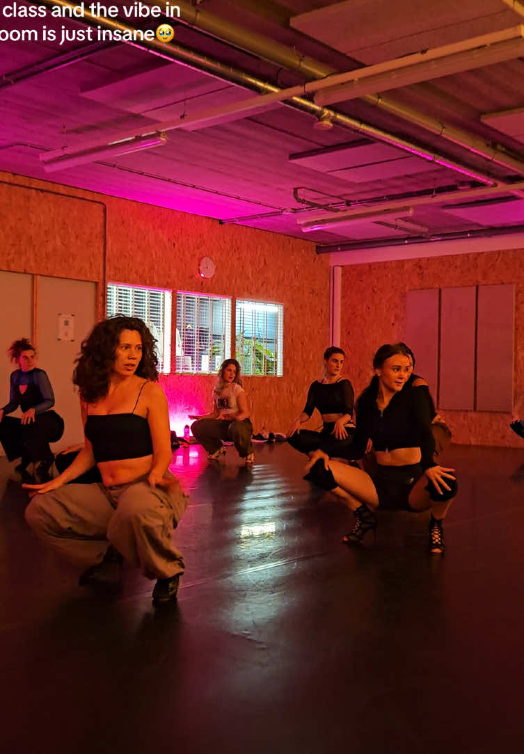 The empowerment these ladies gave throughout the whole training, the vibes, the dedication, the focus, the love for dance was just insane🥹 I enjoyed this so much!! 🧠: me 📍:  @On Count Dance Centre  #heels #heelsdancing #dancing #dancers #vibing #rihanna #wherehaveyoubeen 