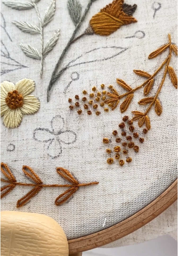 French knot - hand embroidery 🪡 #handembroidery #embroidery #stitch #craft #crafts #embroideryseymia #bordado #bordados 