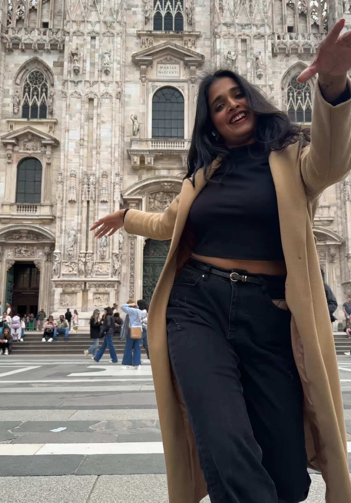 This background 🔥✨ #pahatarata#milan#duomodimilano#traditionaldance#viral#trendingvideo#fyp#srilanka