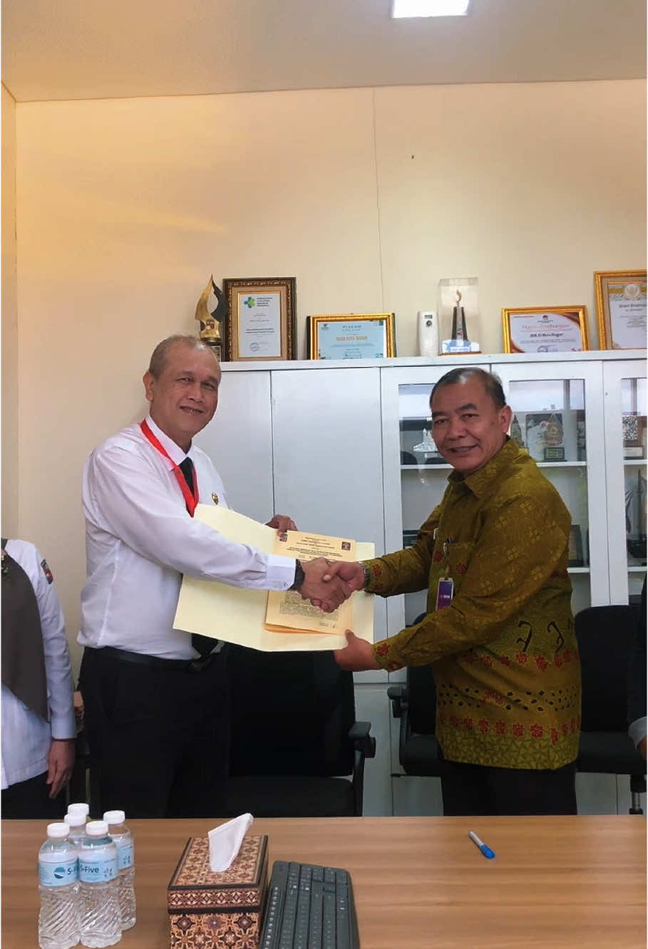 Rabu, 23 April 2025 bertempat di Sekretariat RSUD Kota Bogor, Kepala Lapas Kelas IIA Bogor Bapak Mulyana menandatangani kerjasama (MOU) dengan Direktur Utama RSUD Kota Bogor Bapak Ilham Chaidir. Adapun Concern dari MOU tersebut dikhususkan pada penanganan Hepatitis C bagi Warga Binaan #mou #lapasbogor #rsudkotabogor #hepatitisc #yankes #fyp 