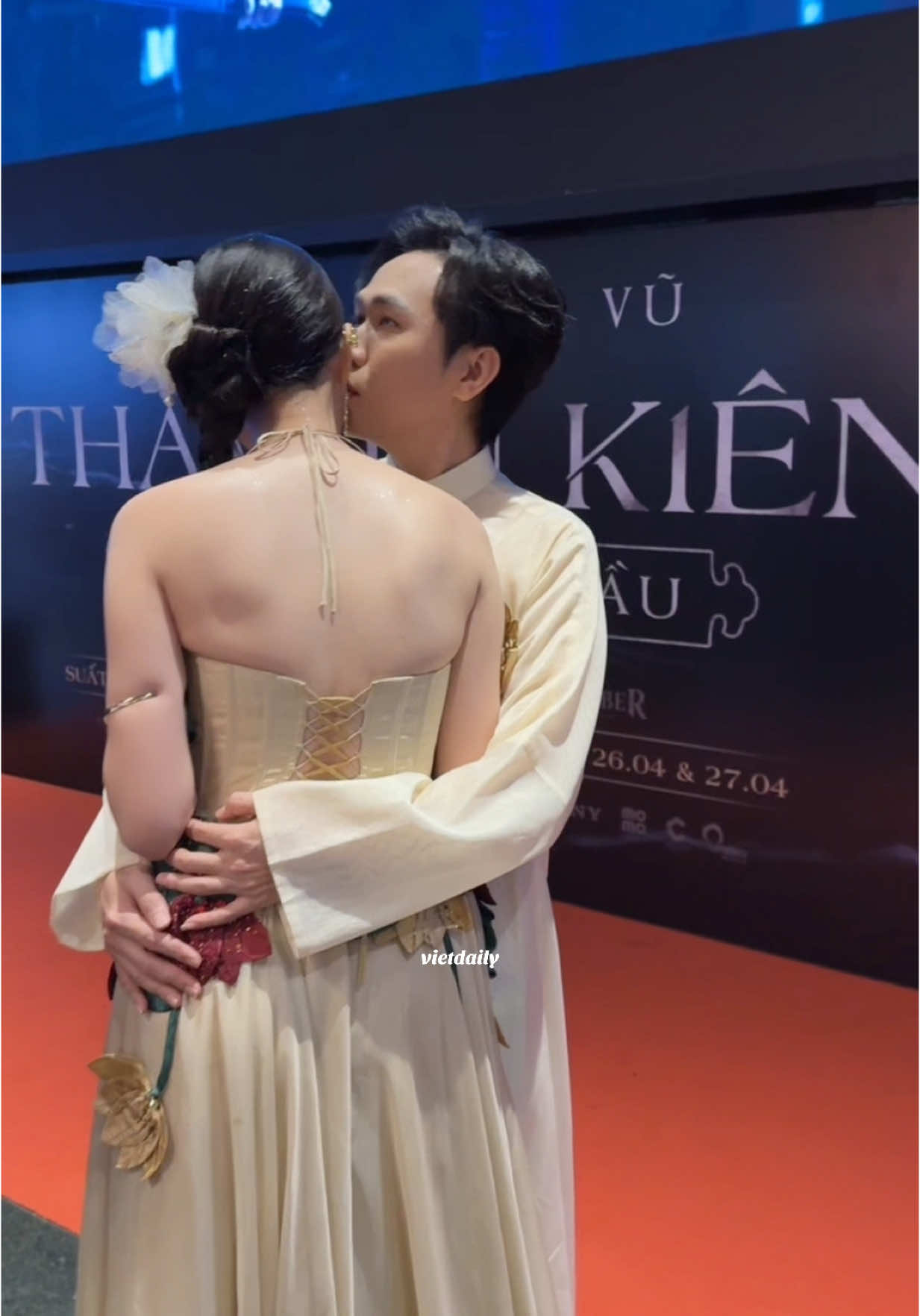 Anh Đức hôn Anh Phạm trên thảm đỏ Ra mắt phim Thám tử Kiên #thamtukien #phimthamtukien #thamtukienmovie #dinhngocdiep #victorvu #quochuy #doanminhanh #quocanh #anhpham #anhduc #myuyen #quoccuong #quoctan #sytoan #vodiengiahuy #vietdaily #vietdailytv #vietdailylife #saigonentertainment #kyankhongdau #thamtukienkyankhongdau 