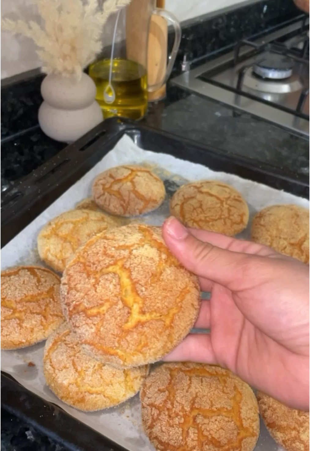 حريشات بسميدة و لكوك بمضاق زهر كيجيو يا سلام 😋✨ المقادير : 4 كيسان سميدة رقيقة نصف كاس كوك 2 خمارات  قشور ليمون اختياري صاشي فاني بنكهة زهرة البرتقال بيضة واحدة نصف كاس سكر سنيدة رشة ملح كاس حليب نصف كاس زيت نباتي ياغورت فانيلا #حريشات 