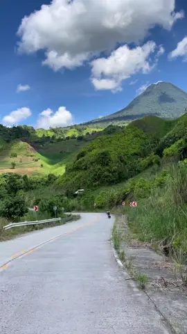 Roadtrips🍃 #chillride #therapy #nature 