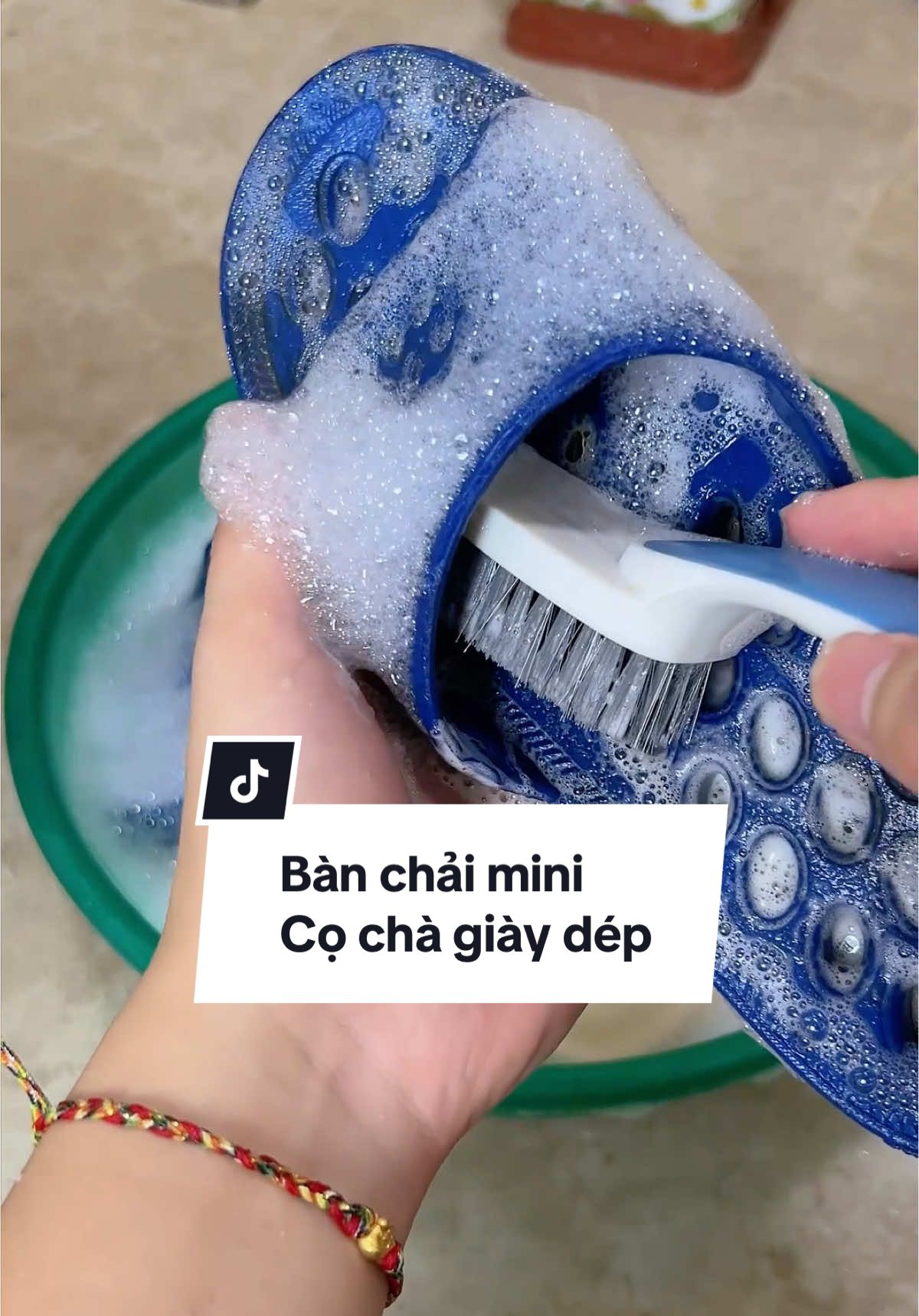 Bàn chải mini có tay cầm cọ chà mọi ngóc cách, dễ dàng làm sạch giày dép từ bên trong ra bên ngoài. #phanhotro #banchaicogiaydep #banchaichadep #xuhuong #viral #dodungtienich 