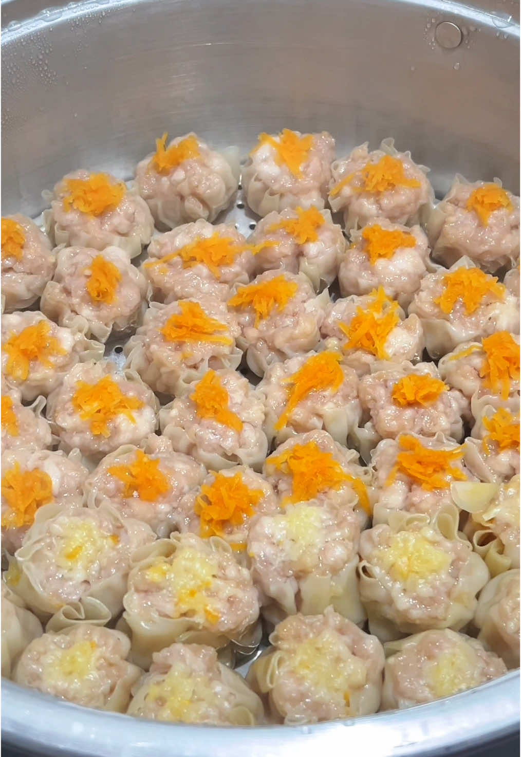 Siapin 1kg ayam untuk bikin dimsum pesanan my bestie  Bahan-bahan: 1kg ayam filet bagian paha (wajib supaya lebih juicy) 150-180gr tepung tapioka 1 butir putih telur  2 siung bawang putih, 2 Sdm bawang putih bubuk atau 4 siung bawang putih saja 1 Sdt garam (peres) 2 Sdm gula pasir 1 sdt penyedap (peres)  2 sdm kecap asin (bisa di ganti dengan garam/penyedap) 4 sdm minyak wijen 4 Sdm saus tiram (peres) Kulist dimsum by @ALJAMASFOOD (murah, berkualitas, ga ada drama kulit nempel jadi bikin kulit sobek) Toping bebas . Happy cooking ^-^ #fyp  #dimsumayam