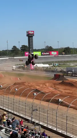Some big air for the mid-week ✈️ #monsterjam #monstertruck 