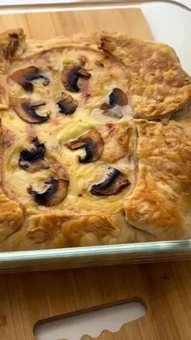 На всякий случай задабриваю ее!  Сохраняем классный, быстрый и очень вкусный пирог!  Ингредиенты: •1 пласт слоеного теста (~200 гр) •2 картофелины  •300 гр шампиньоны  •1 лук  •1 куриное филе (~250 гр) •200 гр сливки 20% •2 зубчика чеснока  •120 гр сыра  •оливковое масло  •соль, перец молотый по вкусу  1. Соломкой нарезаем куриное филе, картофель, лук, грибы. На оливковом  масле обжариваем картофель с луком, через минут 5 добавляем грибы, еще через 5 минут куриное филе. Как только филе побелеет (а не приготовится полностью!) заливаем всё сливками, добавляем специи, чеснок и готовим пару минут до загущения. 2. Слоеное тесто раскатываем, перекладываем в форму, формируем основу. Выкладываем начинку, посыпаем сыром, собираем края, украшаем грибами и отправляем в духовку на 200 гр на 30-40 минут.  Пирог получается просто изумительный, нежный, вот лучший жульен, который вы приготовите, поэтому срочно бежим и готовим! . . . . . #готовимдома #едарецепт #пирог #жульен #ужинрецепт 