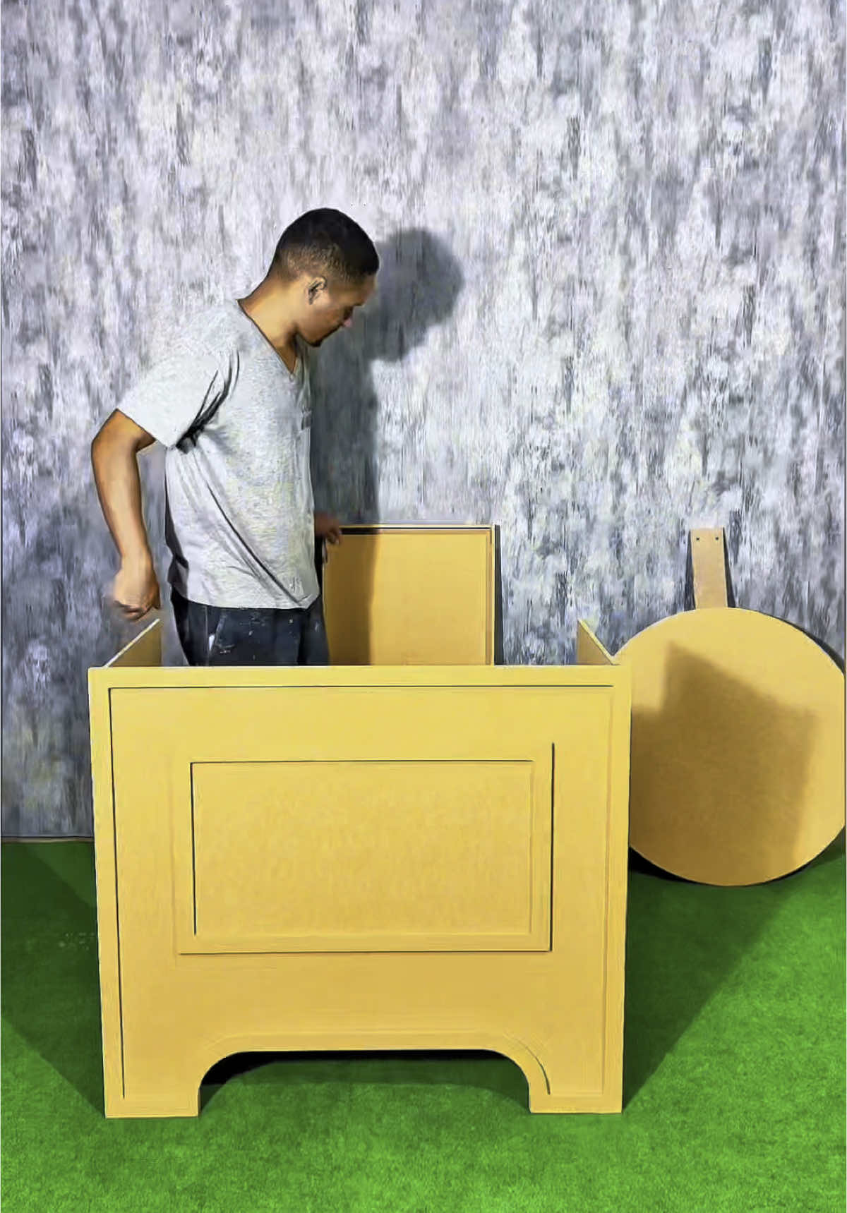 A queridinha dos decoradores tá ON! ✨ Mesa Pocket com molduras + painel redondo = combo dos sonhos! Toda desmontável, prática e LINDA! 🛠️💖 Não é à toa que é a mais pedida do momento! #decoraçãodefestas #mesapocket #painelmdf #festainfantil #móveisparafesta #decoradorescriativos 🎉🪄