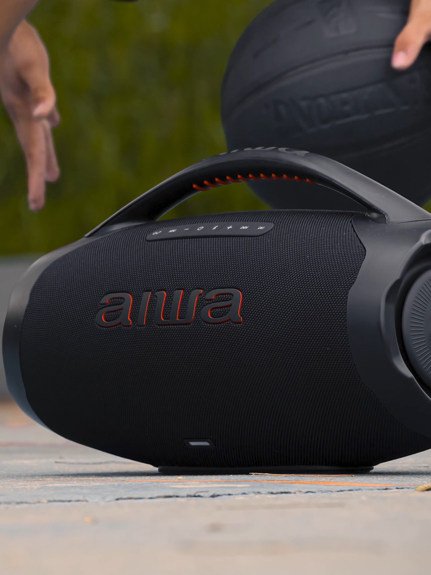 A galera do basquete tá por aqui? Olha só essa dica para vocês entrarem em quadra com mais estilo! 🔉🏀 A Boombox Plus vai ditar o ritmo do jogo e divertir a galera com um som que vale muito mais do que 3 pontos! 😹 Brincadeiras à parte, essa caixa de som é um espetáculo com 200 W de potência RMS e 30 horas de bateria, o suficiente para curtir o game do começo ao fim. Demais, né?! 😉 #aiwa #aiwabrasil #boombox #boomboxaiwa #boomboxplus #boomboxplusaiwa #linhadeaudio