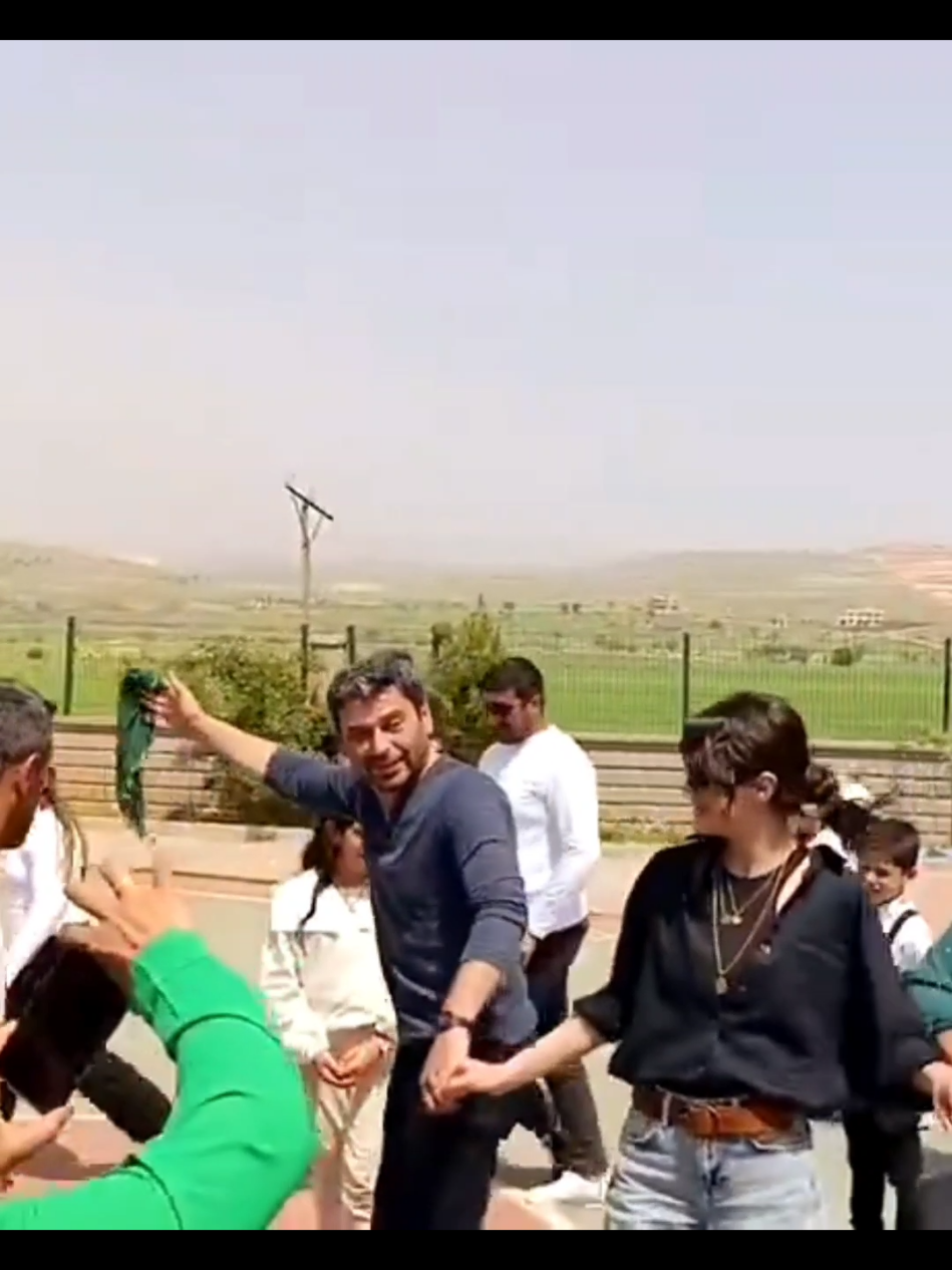 Halay bizim işimiz🕺🏼OzSin💃🥳🤣 #uzakşehir #cihal #alyacihan #cihanalya #cihanalbora #alyaalbora #sinemünsal #ozanakbaba #denizalbora #keşfet #keşfetbeniöneçıkar #keşfetteyizzz #türkdizileri @editis♡ 