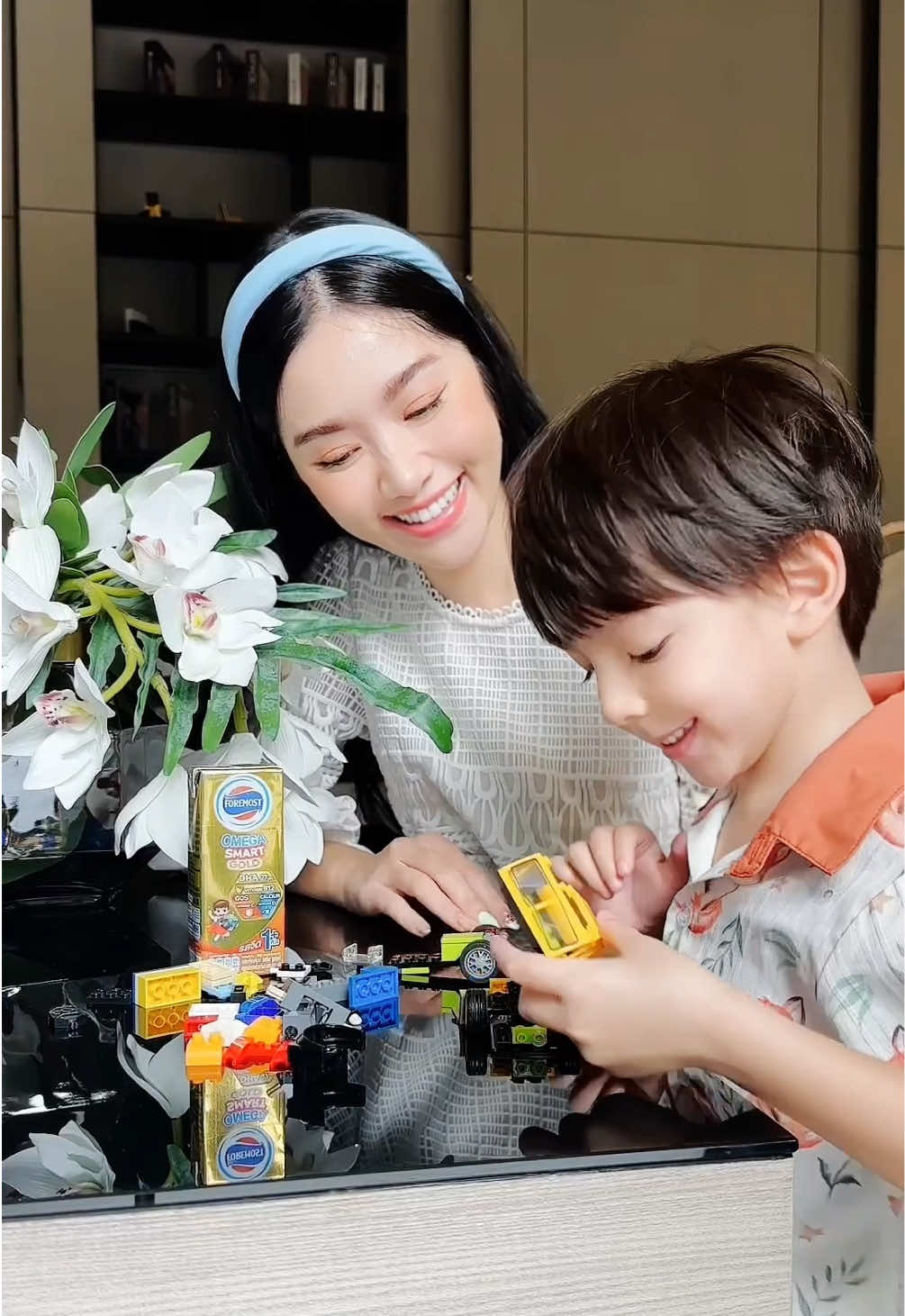 เพราะลูกต้องดื่มนม🥛ทุกวัน ถงถงเลยต้องเลือกให้ดีที่สุด  ถงมั่นใจ Foremost Omega Smart Gold 💖 คือทางเลือกที่ดีที่สุดสำหรับลูก  เพราะมีมากกว่า 5 สารอาหารสมอง ช่วยเสริมสร้างพัฒนาการรอบด้าน ทั้งสมองและภูมิคุ้มกัน  🧠 เสริมพัฒนาการสมอง: DHA 27 มก., Omega 3 6 9, สฟิงโกไมอีลิน, MFGM, โคลีน และ วิตามิน B12 🛡️ เสริมภูมิคุ้มกันและการขับถ่าย: GOS Bio-Active, วิตามิน C, E 💪 เสริมร่างกาย: แคลเซียมสูง, วิตามิน A, D ถงมั่นใจกล่องนี้ใช่กว่า! #โฟร์โมสต์กล่องทอง #ForemostOmegaSmartGold #แม่มั่นใจใช่กว่า #สมองไวภูมิคุ้มกันดี #ความสุขจุดประกายการเรียนรู้