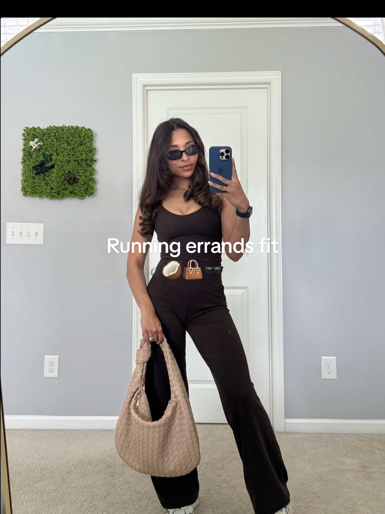 Love a good comfy errands outfit and these @aerie trousers will do it for me every time 🥥🤭 #aerie #aeriereal #springfashion#outfitideas#outfitinspo##momoutfits##momoutfitinspo#momof2#ootdinspo