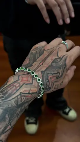Eye-catching emeralds#hiphopjewelry #jewelryformen #menjewelry #luminauxjewelry #fyp #braceletformen #bracelet 
