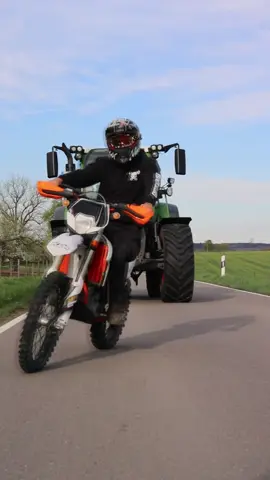 Akf mal anders🚜🏍️❤️ #fendt #ktm #landwirtin #landwirtschaft #fendtpower #fendtvario #fendtfahrerarmy #fendtglobal #farmgirl #grenzgaenger #landwirtschaftistleidenschaft #landwirtinausleidenschaft #landwirtschaftausleidenschaft #farmgirllife #farmgirls 