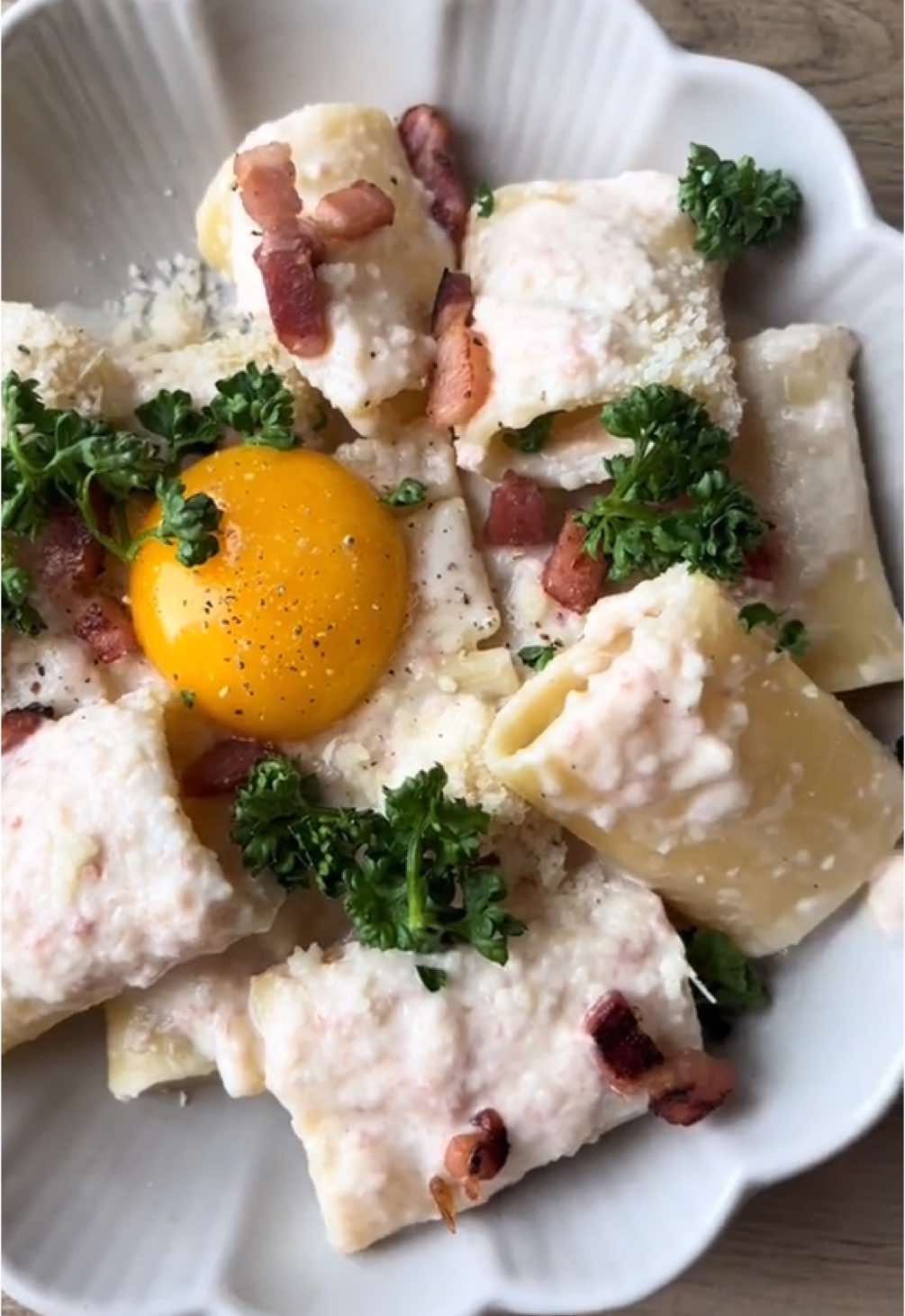 Pâtes à la crème d’asperges et lardons grillés 😍 Les ingrédients : - 3 asperges cuites (les restes ici), - 100g de lardons, - une échalote, - 15 cl de crème liquide, - 1/2 citron, - du parmesan,  - 1 jaune d’œuf, - du persil frais. Tu fais revenir les lardons sans matière grasse ainsi que l’échalote. Tu rajoutes ensuite les asperges et tu fais revenir 5 minutes. Dès que c’est chaud, tu mixes le tout avec la crème liquide. Tu assaisonnes avec le jus du citron, tu sales et tu poivres. Tu rajoutes la sauce sur les pâtes de ton choix. Tu ajoutes en topping : pamesan, persil frais et un jaune d’œuf. Bon app 😃 #pates #pâtes #asperges #paulinette #food #recettefacile #recetterapide #ensembleencuisine #partagestesrecettes #cream #pasta 