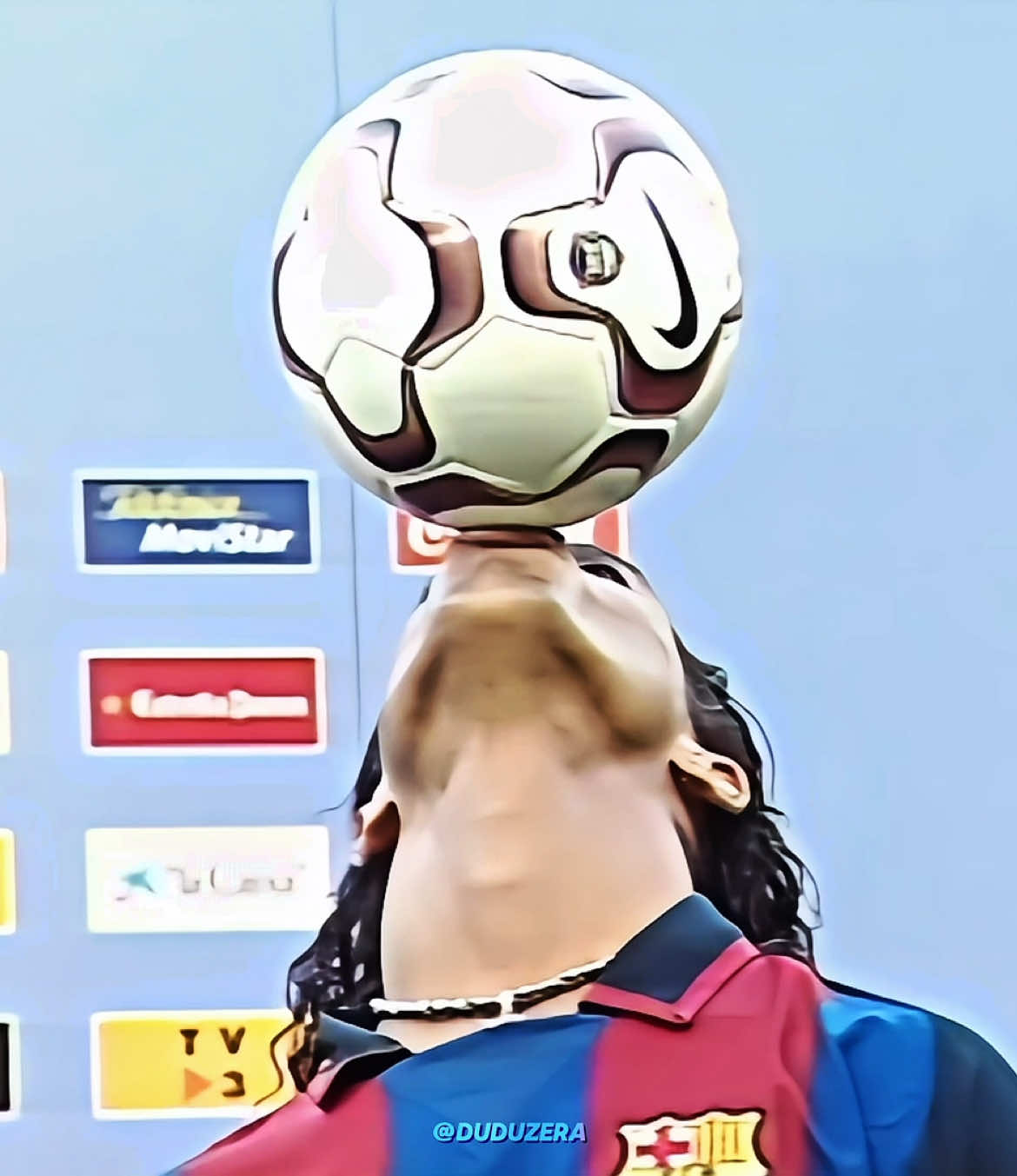 Ronaldinho foi simplesmente mágico — cada toque na bola era uma obra de arte que transformava o futebol em espetáculo #ronaldinho #nostalgia 