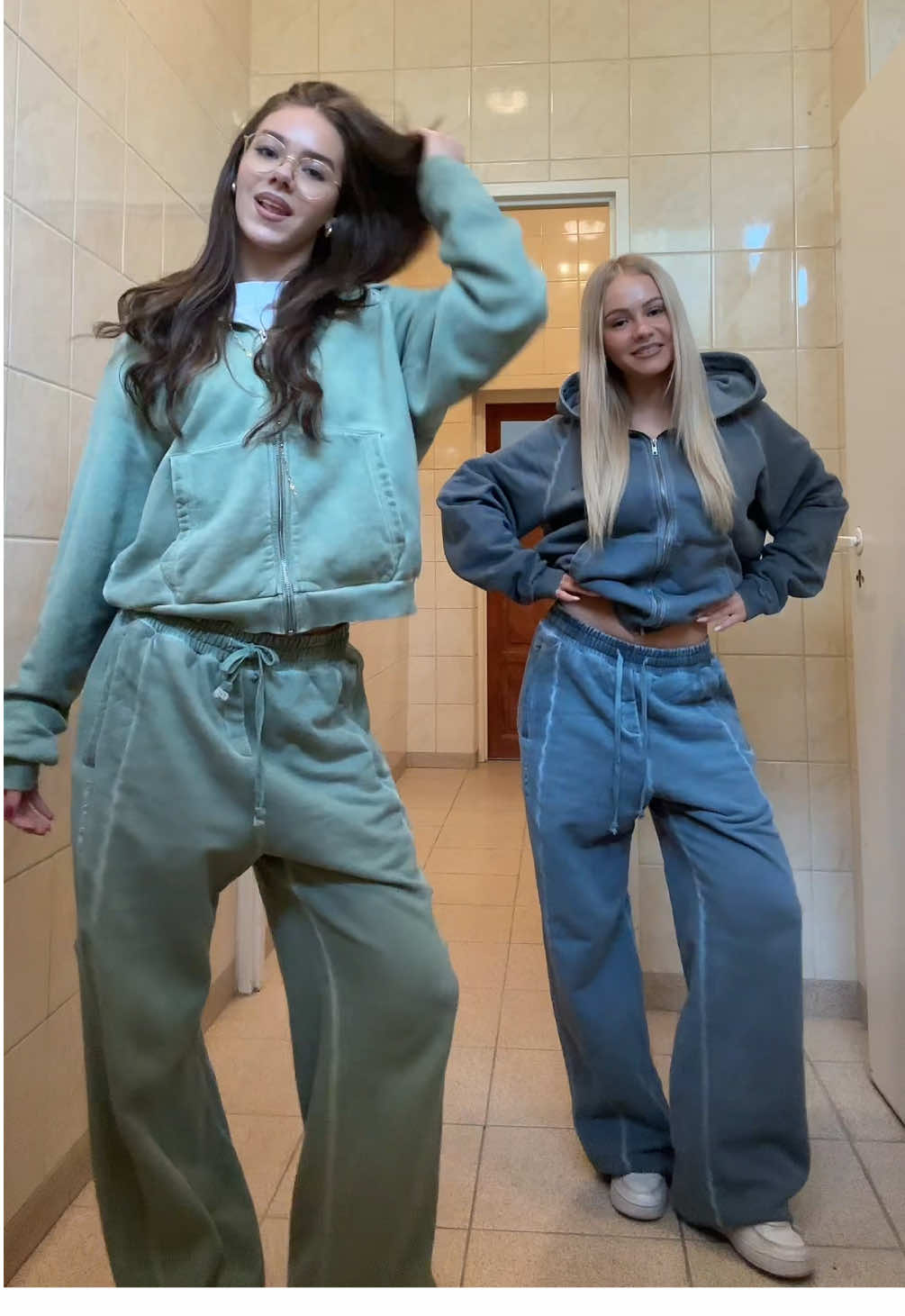 @Moonlight Mansion 🤍!! #moonlightmansion #dance #viral #blondbrunette #fyp #dc #friends #dlaciebie 