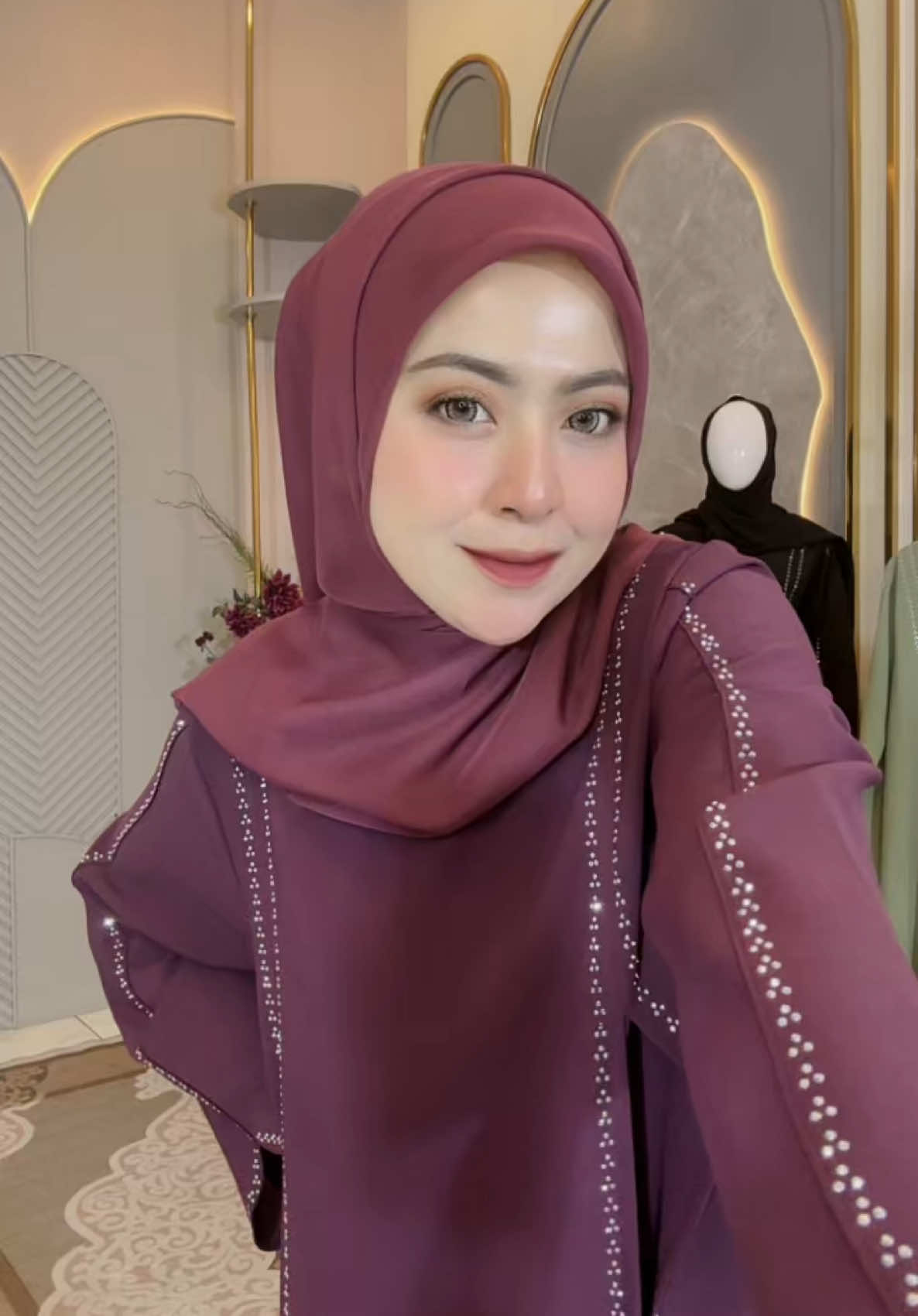 Burgundy Akan ready stok di pertengahan bulan Mei yah, staytune bundaaa syg 🥰 #abayamurah #abayastyle #abayafashion #abaya #abayadubai 