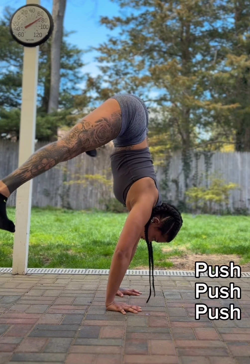 Taking breaks from the gym can be HARD. And you know what’s even harder? Trying to pick up exactly where you left off 😅 But, with anything gym related, you have to give yourself time to bounce back to the strength level it once was. I was pretty upset with myself because I didn’t think I’d be able to do a puppy press today even though I was able to last month. But I took a break, took a minute to focus and get my mental right, and on attempt number 10 I was able to finally get my legs up and over. Immediately I felt relieved, and silly that I let myself get frustrated in the first place. When you come back from a break, no matter the duration, you will obviously feel weaker than you did. But if you’ve already had these skills/bodyweight prior, it will be a lot easier to get back to what you were! Just gotta get back to being consistent and everything else will fall into place. Give yourself time, be patient, you’ll come back stronger than ever ☺️💪🏽 #calisthenics #handstand 