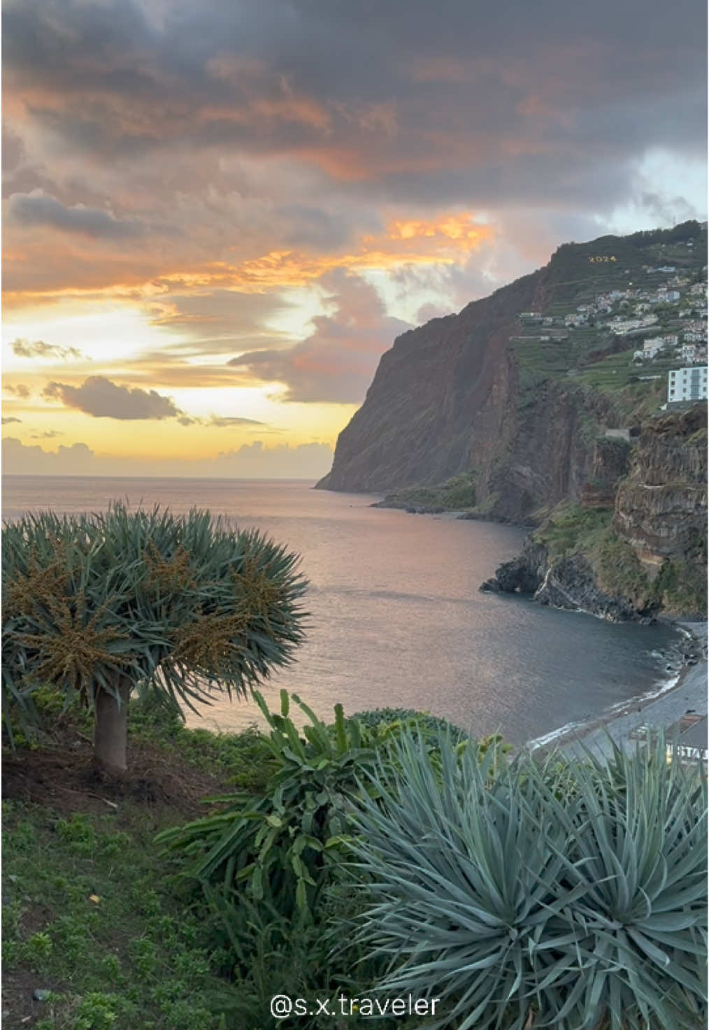 Just 15 minutes from Funchal, there’s a place where the ocean glows gold, the cliffs turn crimson, and silence replaces the sound of tour buses. No crowds. No signs. No influencers—yet 😁 Most people have never heard of it. And that’s what makes it a well-kept local secret 🤫 This hidden spot is located in Câmara de Lobos, and it’s called Jardim do Ilhéu. One of those places that remind you why you came to Madeira in the first place. 💡But here’s the thing: Spots like this? 👉🏻 You won’t find them in the typical guidebooks used by mass tourism. I only share them here and in MY INTERACTIVE GUIDE 🗺️ packed with sunrise and sunset spots, epic hikes, natural pools, quiet villages, and breathtaking views. ✔️Offline access. Built-in navigation. Zero fluff. Just real locations I’ve discovered during 2+ years of exploring the island. 🔗 Link in bio, or comment ‘Madeira Map’ and I’ll send you the direct link📩 #Madeira #SecretMadeira #SunsetSpots #ExploreMore #OffTheBeatenPath #CamaradeLobos #VisitMadeira #MadeiraIsland #HiddenSpots #SecretSpot #TravelSmart #HikingMadeira #MadeiraGuide #IslandAdventures #SunsetLovers #TravelMap #TripPlanner #sunsetoftheday 