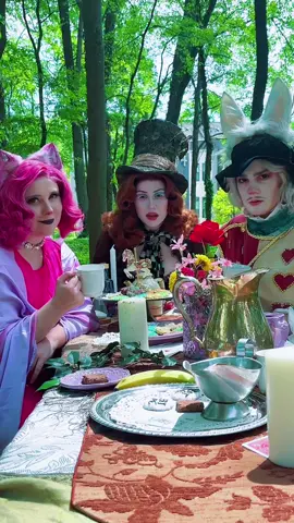 They’re testing Alice’s ability to get through wonderland alone 🏃🏼‍♀️💨 @bells @ayebeans #aliceinwonderland #madhatter #whiterabbit #aliceinwonderlandcosplay 