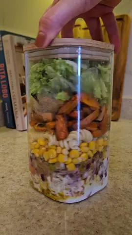 Salada de pote para a semana! A organização alimentar muda mais que sua rotina. Muda sua vida.  Começa agora: me segue no Insta e acessa o manual + cardápios no link!  #mudadevida #alimentacaosaudavel #rotinaplanejada #sejaprioridade #inspiração