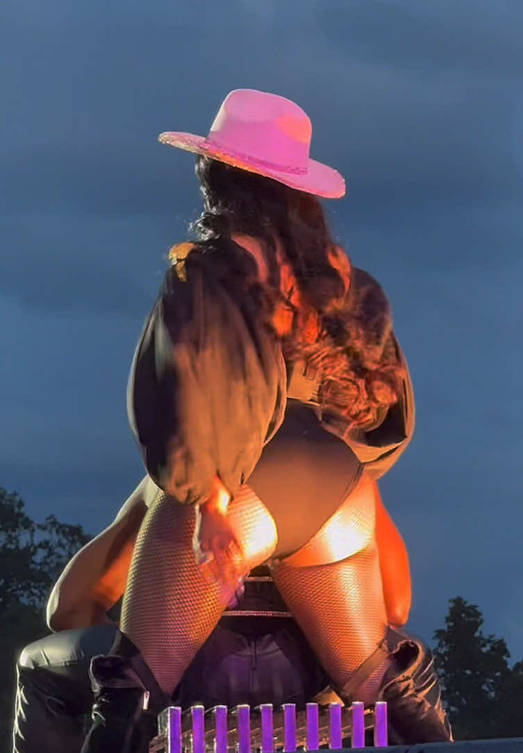 that a- really still be sitting tho 😌 #fyp #foryoupage #nickiminaj #pinkfriday2 #pinkfriday2tour #cowgirl 