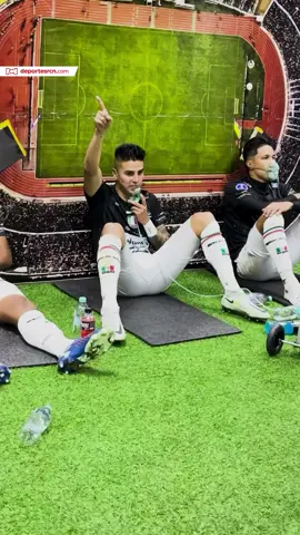 ⚽🇨🇴 En redes sociales quedó demostrado al equipo en el vestuario en el estadio Hernando Siles. Varios jugadores fueron asistidos por tanques de oxígeno, mientras que Dayro Moreno se ve a un lado, tranquilo y sin ese nivel de desgaste. 💪🇧🇴 La condición física del artillero colombiano y su experiencia en Oriente Petrolero de Bolivia le sirvieron para desempeñarse en la altura. #futbolrcn #oncecaldas #dayromoreno #sudamericana #bolivia #conmebol #seleccioncolombia