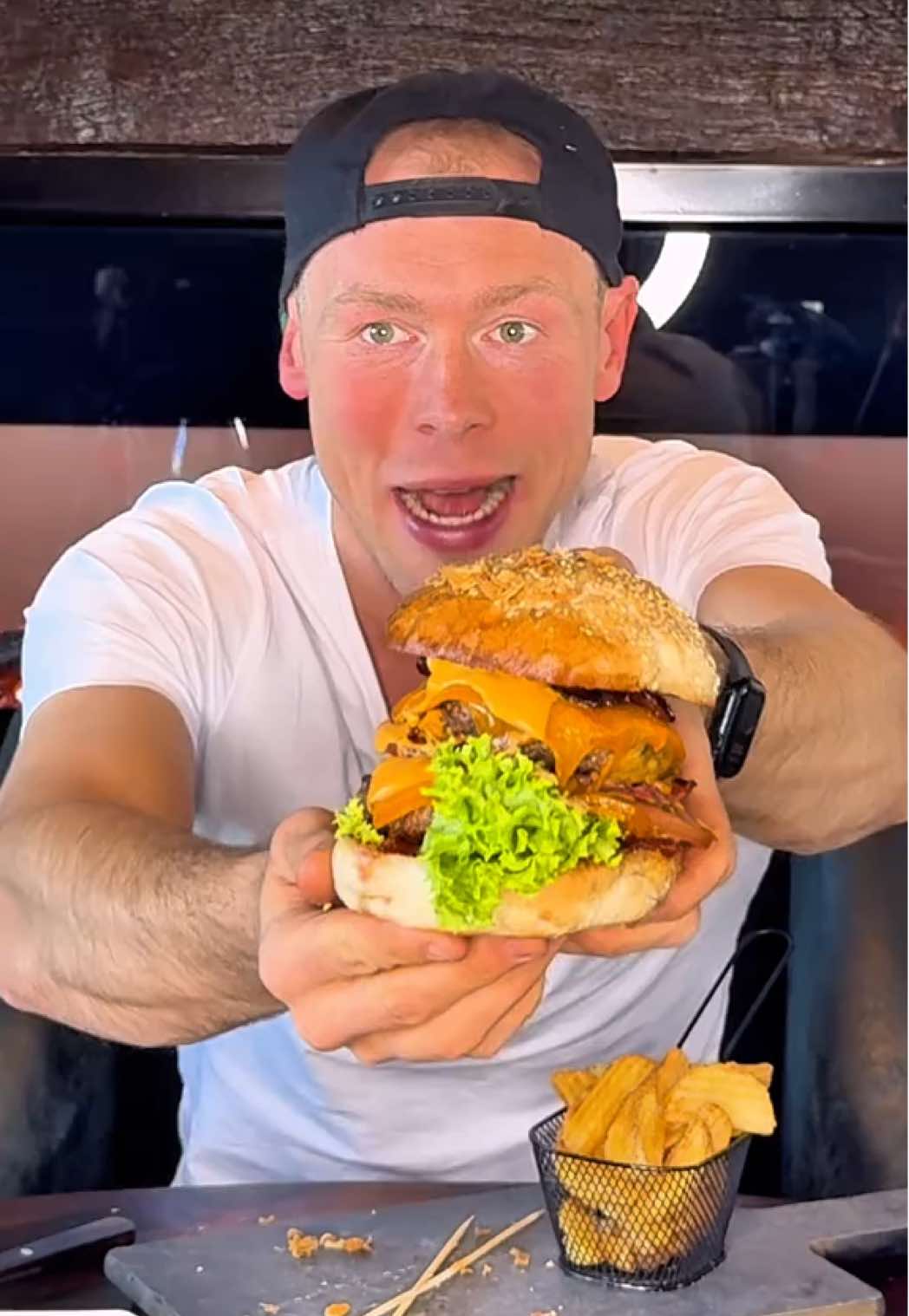 11 Gänge. 0 Kontrolle. 100 % Food Wahnsinn. 🔥 Ich saß im Premium Steakhouse – doch statt Luxus gab’s den absoluten 11 Gänge Premium Wahnsinn: 🎱 Der Zufall hat entschieden, was auf meinen Teller kommt. 🥩 11 Gerichte. Keine Wahl.  Auf welches Gericht hättet ihr so richtig Bock gehabt?😁 Ganze Folge auf YouTube: BigMeatsFood #tastetest #grillen #burger #steak #beef #sauerteig #pinsa #finedining #germanfood #foodchallenge #menülotto #bigm #steakhouse #badenwürttemberg #badenbaden 