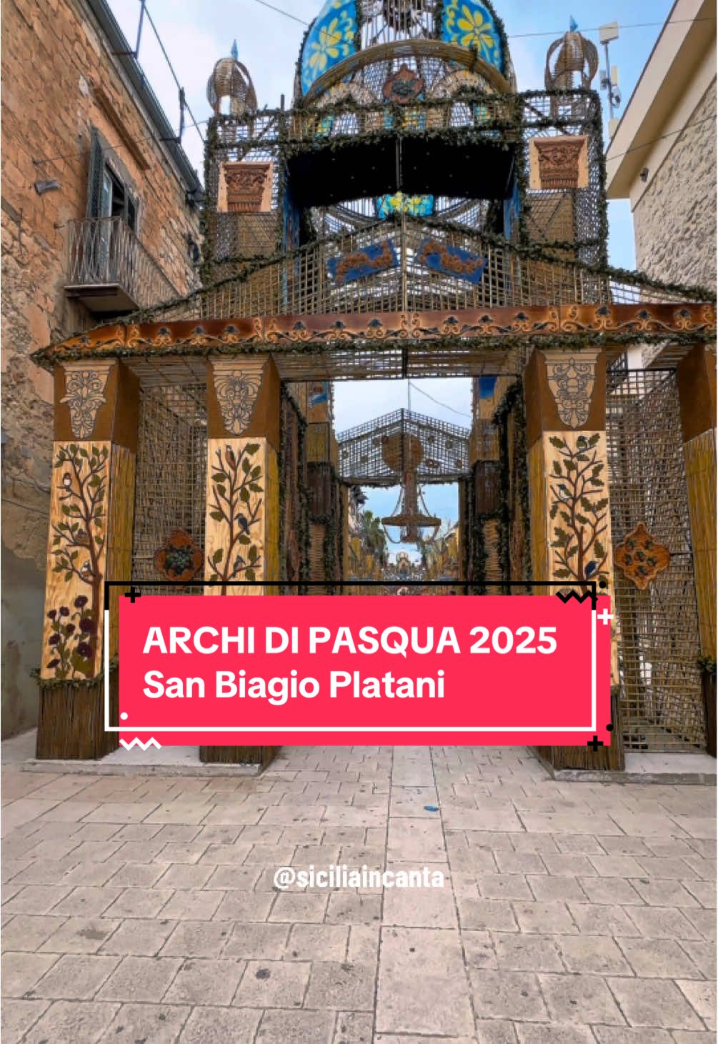 UNA TRADIZIONE UNICA IN SICILIA: GLI ARCHI DI PASQUA  🌸🍞🌿 Nel cuore della Sicilia, tra i paesaggi dei ⛰️Sicani che profumano di sulla, c’è un borgo che ogni primavera si trasforma in pura meraviglia: Siamo a 📍San Biagio Platani, in provincia di Agrigento.  Dove da oltre tre secoli, le confraternite dei Madunnara e dei Signurara costruiscono a mano gli spettacolari Archi di Pasqua🐣  Cupole, colonnati e decorazioni fatti con 🥨pane, canne, agrumi, mandorle, ulivo, 🌼fiori, semi… 🌿 tutto quello che la natura offre. Non è solo una festa. È arte. È fede. È identità. È memoria contadina che prende forma, colore e significato. ✨ Un’esperienza unica al mondo. 📌Puoi vederli fino all’8 giugno 2025  Salva il Reel e condividilo con chi ama le meraviglie nascoste della Sicilia!  Una tradizione unica della Sicilia: gli Archi di Pasqua  Scopri San Biagio Platani  Cosa vedere in primavera in Sicilia  Tradizioni siciliane  Arte e cultura siciliana  #ArchiDiPasqua #SanBiagioPlatani #agrigento  #Pasqua #tradizionisiciliane  #FestePopolari  #PrimaveraInSicilia 