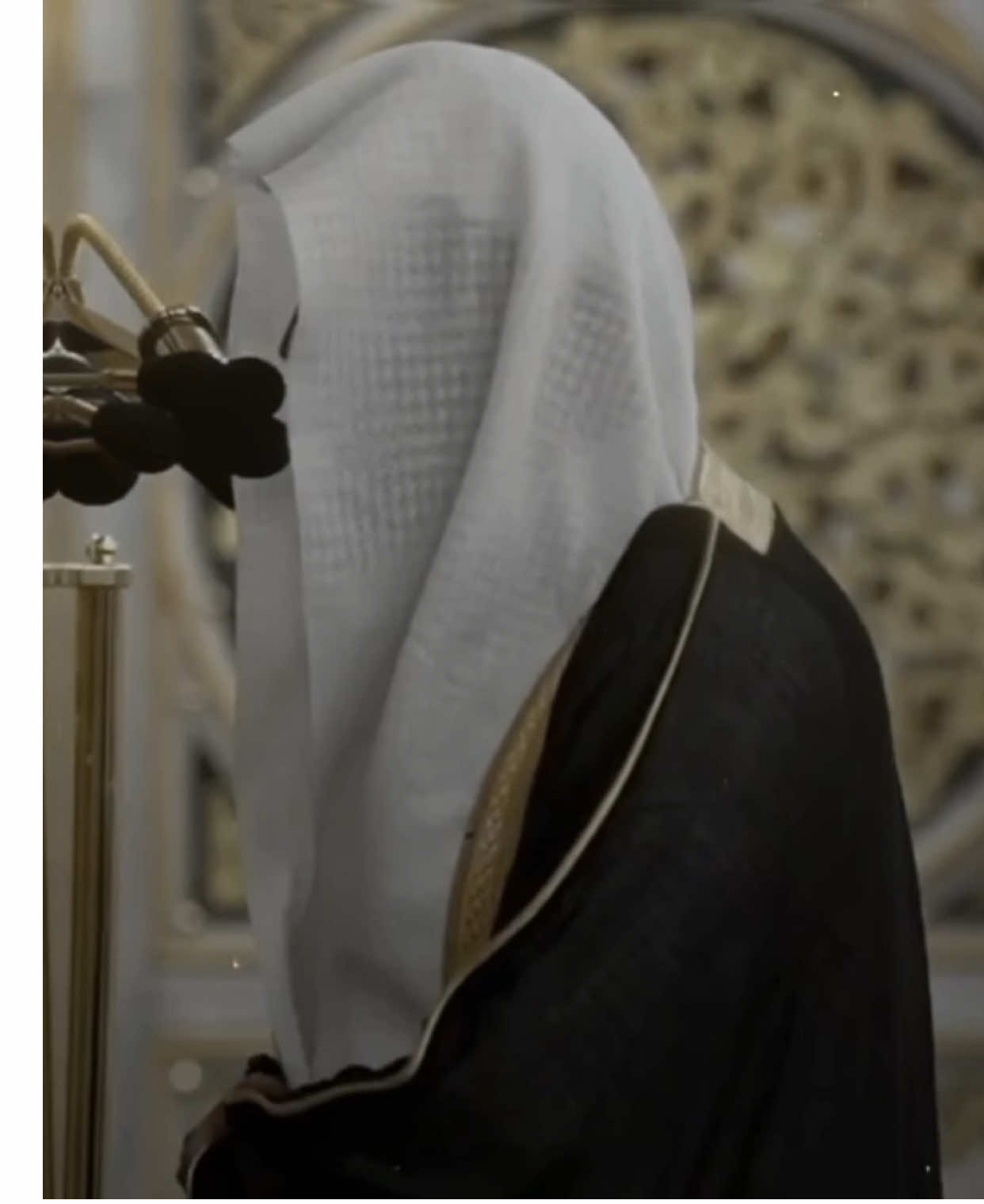 ﴿رِجَالٌ لَّا تُلْهِيهِمْ تِجَٰرَةٌ وَلَا بَيْعٌ عَن ذِكْرِ ٱللَّهِ﴾  ﴿رجال﴾: فيه إشعار بهممهم السامية، ونياتهم وعزائمهم العالية؛ التي بها صاروا عماراً للمساجد؛ التي هي بيوت الله في أرضه، ومواطن عبادته، وشكره، وتوحيده، وتنْزيهه. [ابن كثير:٣/٢٨٤] تلاوة فضيلة الشيخ: د.عبدالله البعيجان من سورة النور.  من تهجد المسجد النبوي: صلاة التهجّد صلاة ٢٢ رمضان ١٤٤٦هـ.  #عبدالله_البعيجان #سورة_النور 