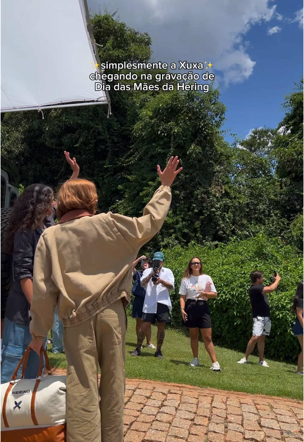 Uma pessoa icônica só poderia ter uma entrada icônica. Oiii, @Xuxa 👋👋👋 #Xucampanhadiadasmães #xuxa #sashameneghel #brunamarquezine #heringnotiktok #bastidores #behindthescenes #bts #makingof #trend #viral #iconic #navexuxarend #viral #iconic #navexuxarend #viral #iconic #navexuxa