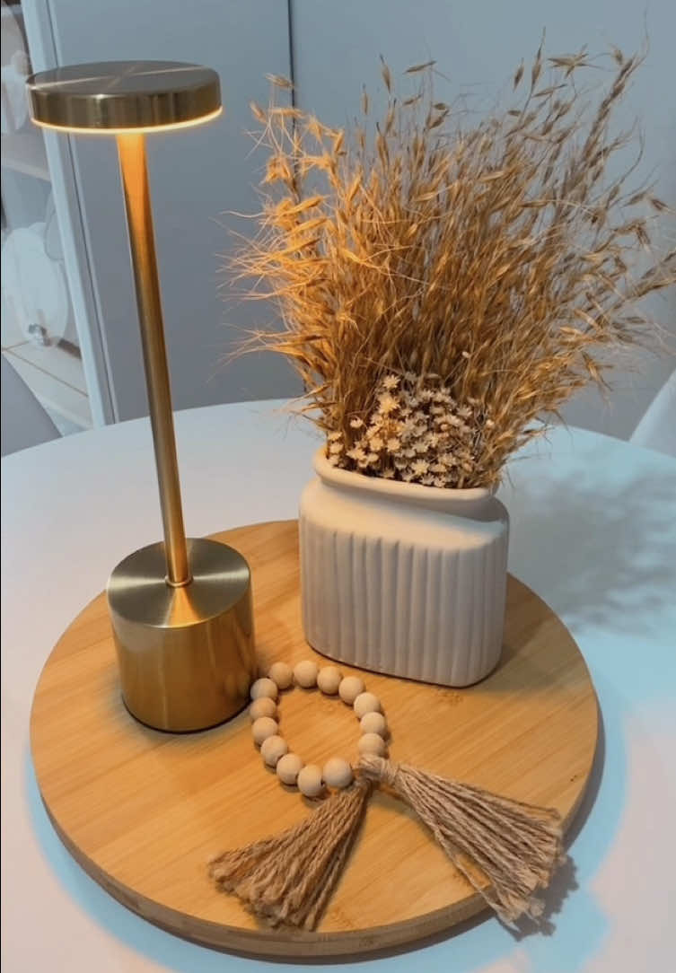 Achadinhos shopee!! ✨ . . ☑️Tábua bambu giratória 32x32x3 cm. Perfeita para servir e usar também na decoração. Possui propriedades antibacterianas, não retém umidade e não transfere cheiro ou gosto para alimentos.  ☑️Luminária de mesa candeiro touch recarregável, com 3 tons de led. Perfeito para adicionar um toque especial e moderno a sua casa.  Itens lindos e baratinhos para decorar nossa casa do jeitinho que a gente ama.  Se gostou e quiser o link comenta “Quero” que te envio. 🫶🏻 . . . . . . . #achadinhosdashopee #itensparacasa #itensdedecoração #decorando #decorandocomashoppe #lar #donadecasa 