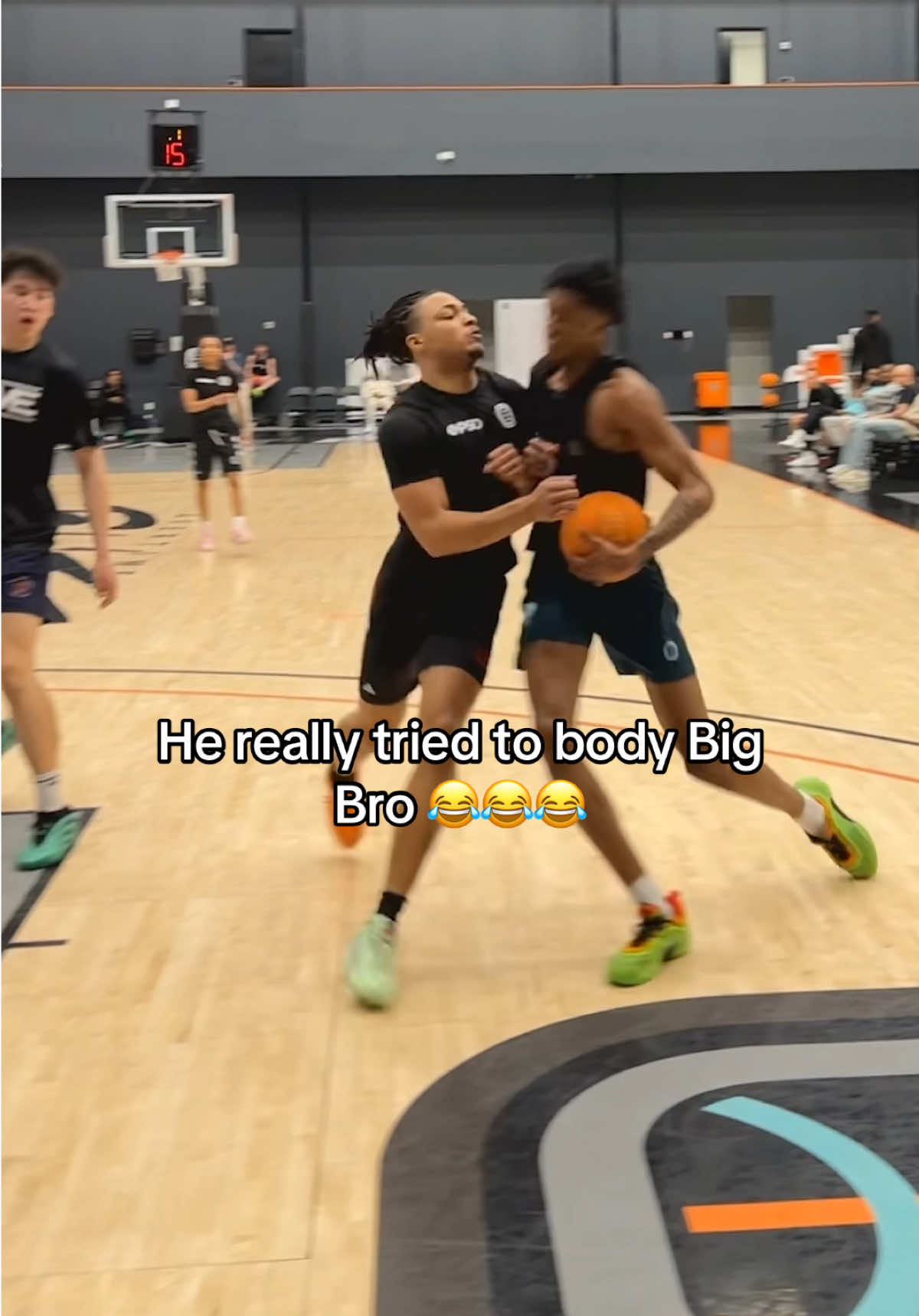 Gonna need to put on a little more weight bud 💪😂 @Amari Evans #ote #hoops 