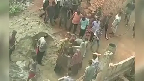 পটিয়ায় জায়গা দখলের চেষ্টা: প্রবাসীর স্ত্রীর ওপর হামলা ও স্বর্ণ ছিনতাই