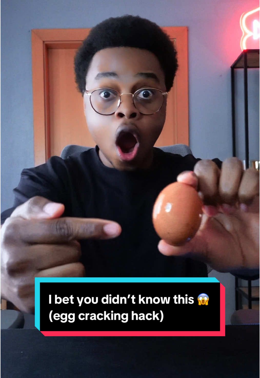 I bet you didn’t know this 😱 (egg cracking hack) #LifeHack #how #xyzcba #fyp 