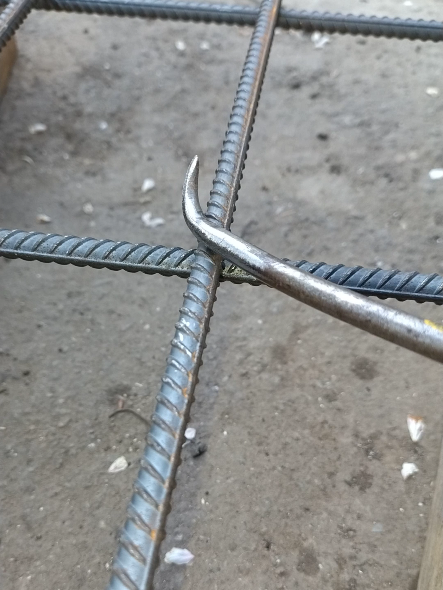 Great construction tip and skill. How to tie reinforcement quickly and securely #DIY #consruction #tips #tricks #knot #skills