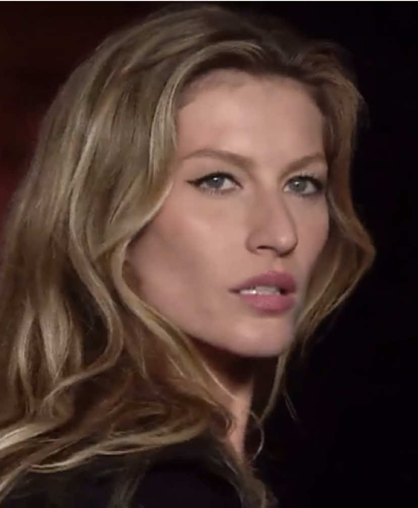 She is the best✨ #giselebundchen#catwalk#Runway#colcci 