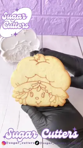 Holaaa!!! 👋🏼💜 Sabías que puedes usar cocoa o canela para marcar tus galletas , usando un cortador con marcador !!!🤔 Bueno aquí te dejo cómo hacerlo…. Sorpresa Soy lani y también soy la persona detrás de SugarCuttersCookie 💜 un espacio donde puedes adquirir cortadores de galleta de manera digital para imprimir en tu casita (con impresora 3D) por el momento no vendemos cortadores físicos únicamente de manera digital !!!  #soylanicookies #reposteriaclases #royalicingcookies #royalicingcookies #customcookies #customcookie #decoratingcookies #cookiesdecorating #impresion3d #impresiones #rositafresita #strawberryshortcake #cocoa #canela #cookiecutters #sugarcookiecutters 