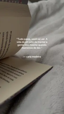 feliz dia mundial do livro com essa frase cirúrgica ✨🤍  #tudoério #carlamadeira #BookTok #books 