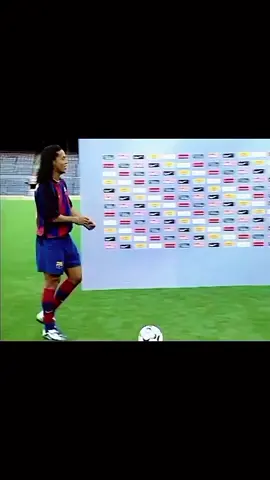#ronaldinho #barcelona #canpnou #legend #foot #footballtiktok #footballedit #footballskills #presentation #jongle #skills 