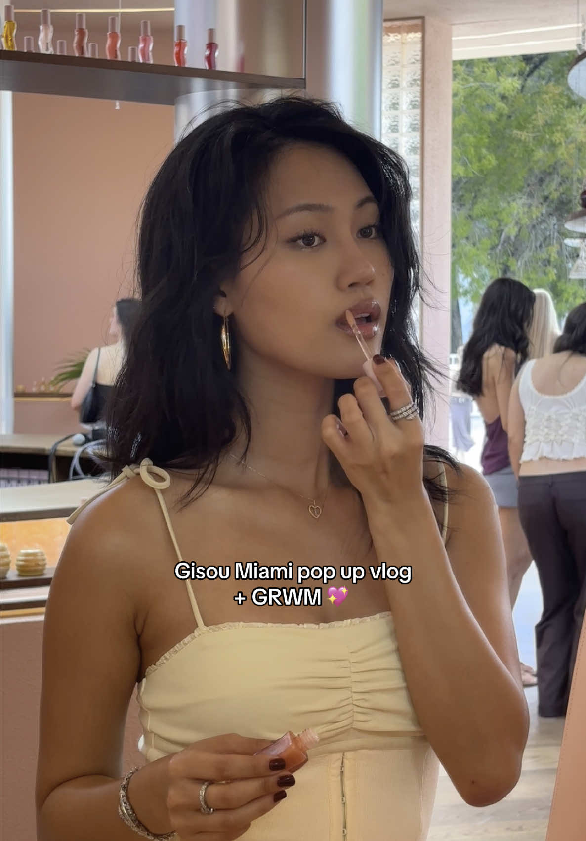 Glossy lips and sunny weather there’s nothing more perfect than this @Gisou Anzeige