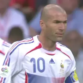 Zidane esbanjava categoria em campo 🪄🫡 #zidane #futebol #lancesdefutebol #jogadordefutebol 