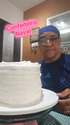 Confeiteiro Naval Bolo Vintage serve 20 a 25 Fatias Massa: Branca de Baunilha  Recheio: Doce de leite e Ninho Cor: Branco e Rosa  Acompanhando - Kit Festa 20 * 20 Brigadeiros * 20 Casadinhos  * 20 Cake Donuts  * 100 Salgadinhos: 50 Bolinhas de queijo e 50 Coxinhas Ingredientes: Leite condensado e creme de leite Italac @Italac Oficial,  Leite ninho @Nestlé   Contatos: @Denair Cabral  Instagram: @produtoq @qualy cremosa  @Ameliapremium #produtoq  #Confeiteironaval #Bolo #kitfesta #docinhos #cakedonuts🍩  #Italac #nestle #chantilyameliasupreme #chantilynorcau #cakedecorator #cakevideo #cakeorfake #tortastematicas #caketok #ideascakedecoration #caketiktok