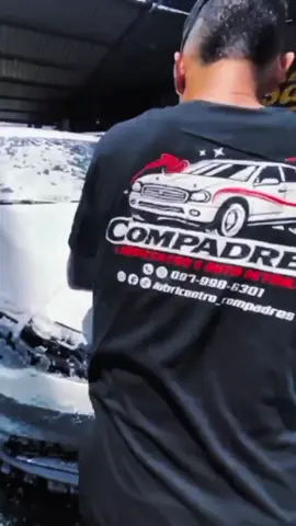 Lavada full para que tu auto brille como nuevo! 🚗✨ Déjalo en manos de los compadres y nota la diferencia. 📲 Agenda tu servicio al +593 97 998 6301 #LavadaFull #CompadresLubricentro #AutoImpecable #GuayaquilAutos
